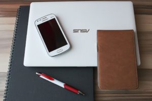 Phone, laptop, pan and notebook - all the planning tools you need for facility management.