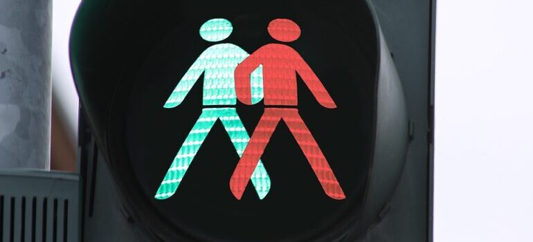 Traffic light with both green and red pedestrians.