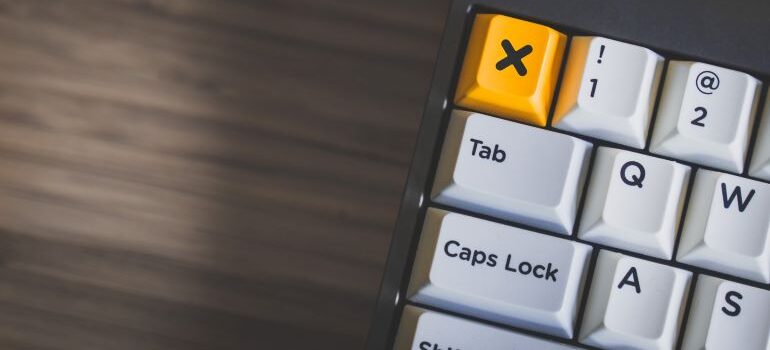 A keyboard with a bright yellow x key-
