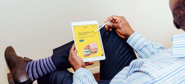 A person viewing a display advertisement on their tablet device.