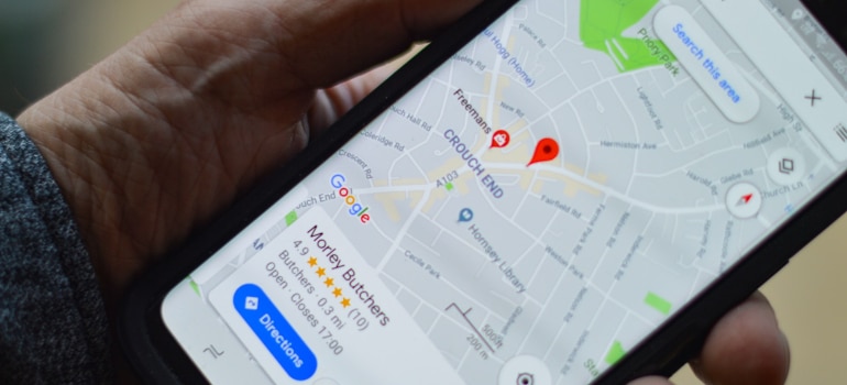 Finding a moving company on Google maps thanks to Google My business optimizing local SEO for moving startups