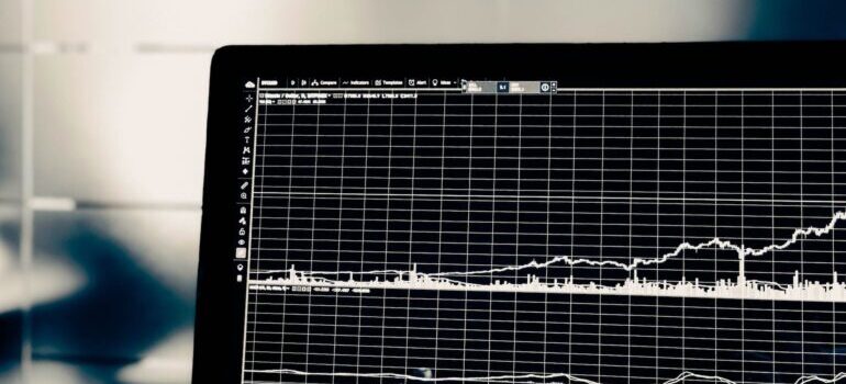 A laptop that displays some kind of statistics.