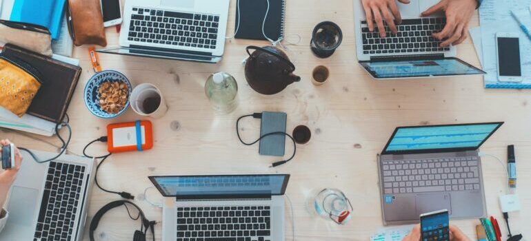 People working together to optimize your moving offers campaign