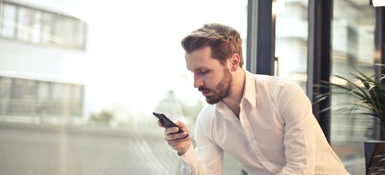 A person looking at a website that has mobile optimization, which is one of the SEO tactics for movers in economically challenging times