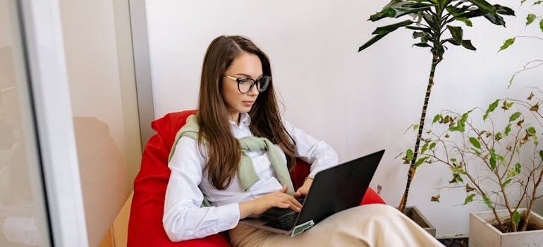 A person reading tips on how to keep your leads from slipping away on their laptop