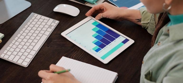 A person measuring the success of backlink tactics to help moving companies compete