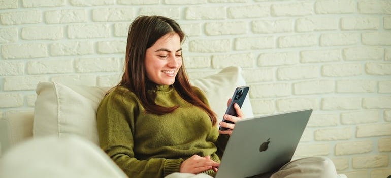 A person reading about content upgrades to increase your moving company's conversion rate