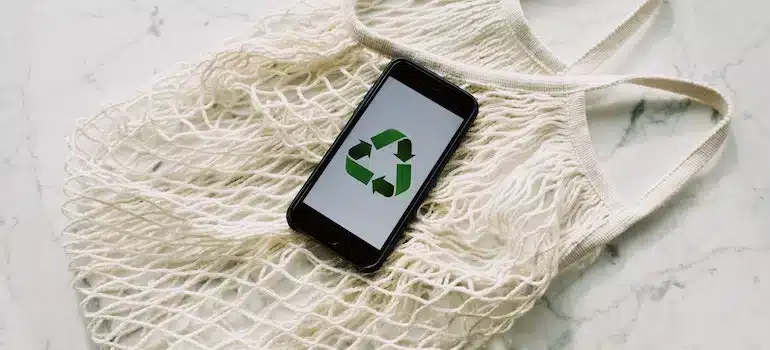 Smartphone showing a recycling symbol