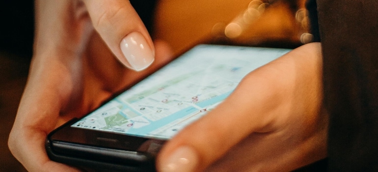 Person looking at a map online in French language