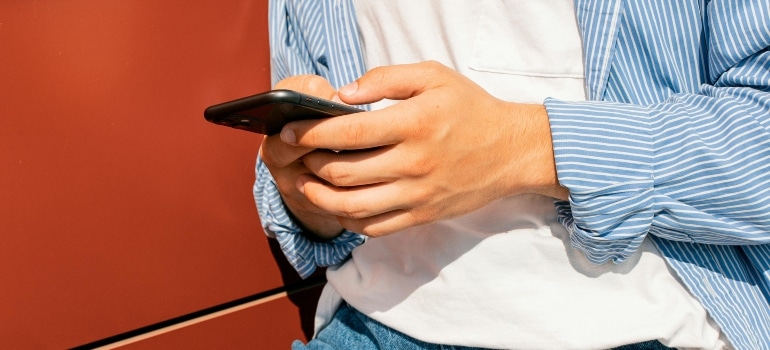 Story ads that generate moving leads displayed on a scrolling phone screen
