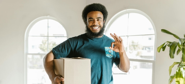 A movers employee holding a box.