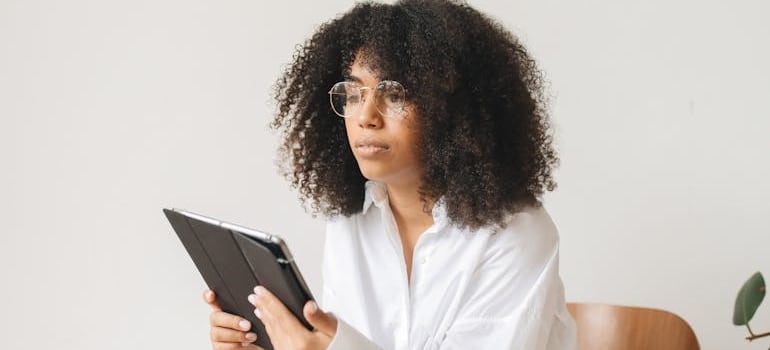 A person looking for movers online