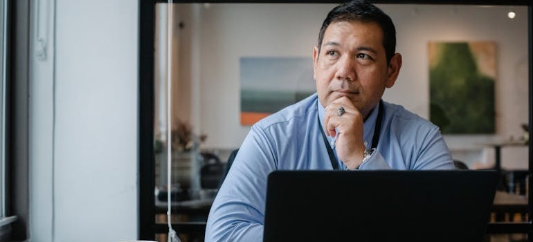 A manager of a company thinking: How often should movers get new reviews?