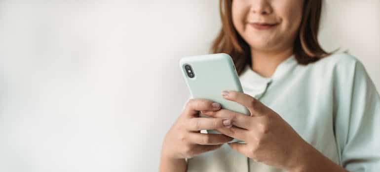 A person leaving an online review using their smartphone